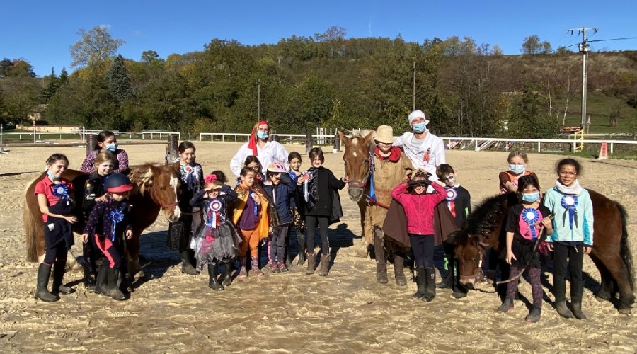 Groupe d’enfants costumés avec leurs poneys lors d’une activité au Centre Équestre de Denicé