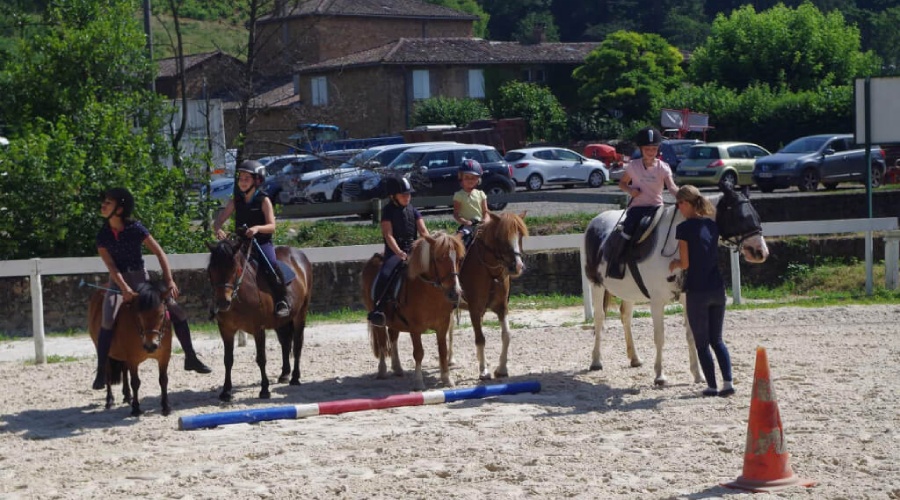 Cours d’équitation enfants au Centre Équestre de Denicé.