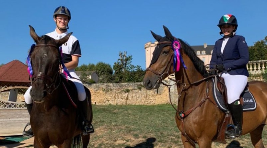 Cavaliers récompensés avec leurs chevaux lors d’une compétition au Centre Équestre de Denicé.
