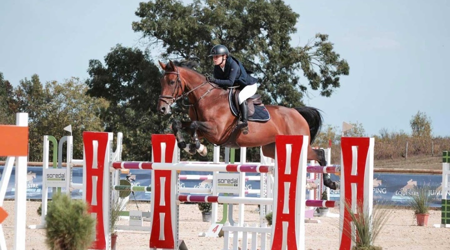 Cavalier en compétition de saut d’obstacles au Centre Équestre de Denicé