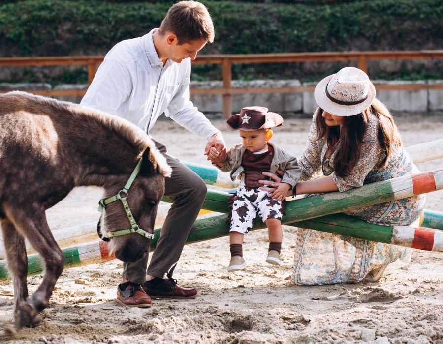 Parents et enfant partageant un moment au centre équestre